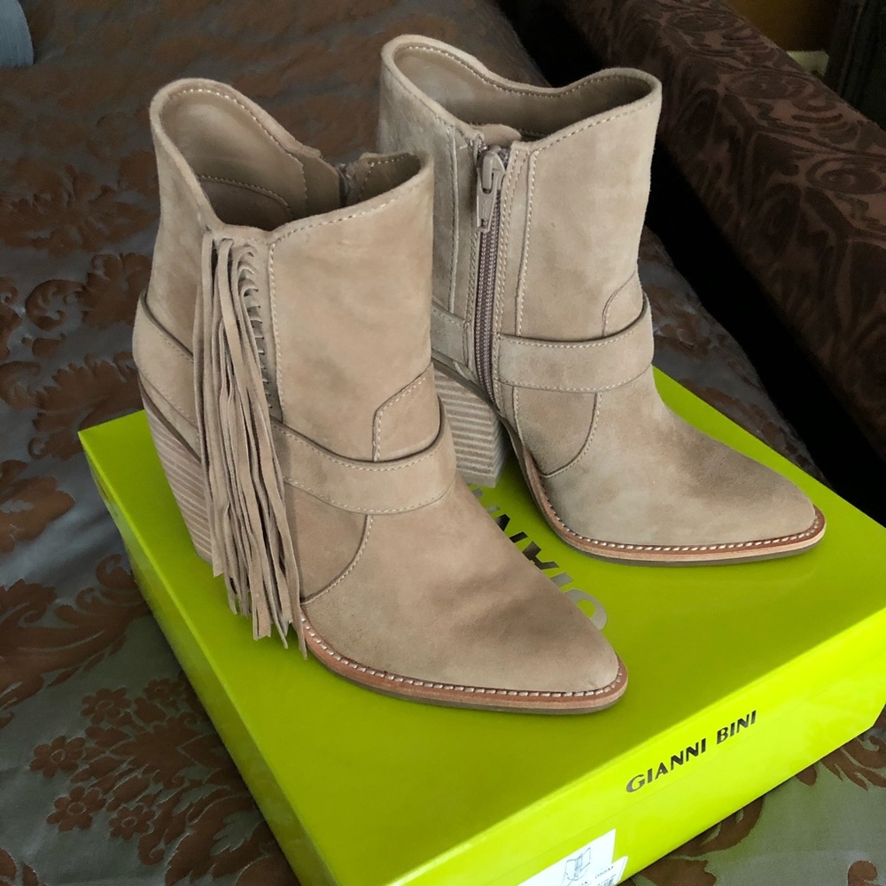 Gianni Bini tan suede bootie with fringe